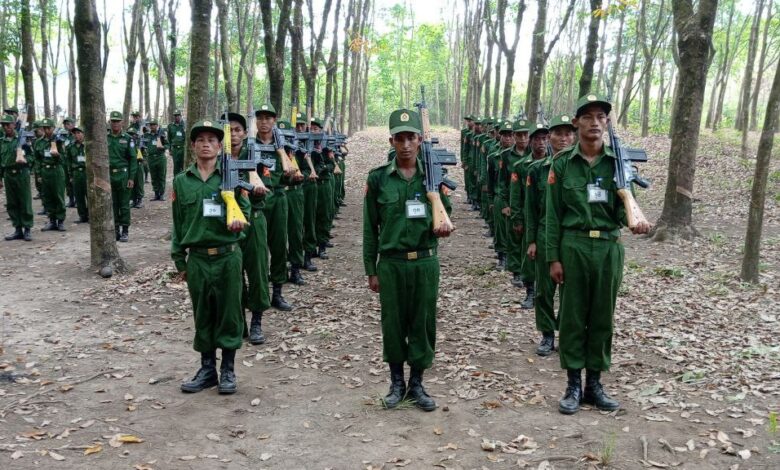 မွန်ပြည်နယ် သံဖြူဇရပ်ရှိ စစ်တပ်တန်းမြှင့်လေ့ကျင့်ရေးကျောင်း-တတက ၄ တွင် စစ်သင်တန်းတက်နေသူများကို တွေ့ရစဉ်။ (ဓာတ်ပုံ − စစ်တပ် ဝါဒဖြန့် တယ်လီဂရန်)